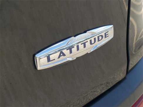 Used 2018 Jeep Cherokee Latitude w/ Safety Group image 7