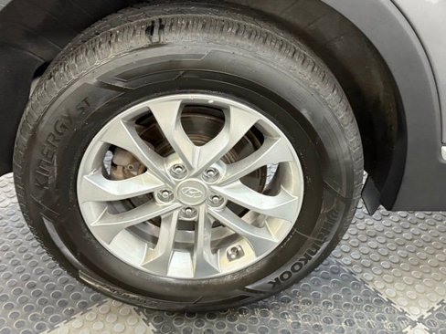 Used 2019 Hyundai Santa Fe SE image 11