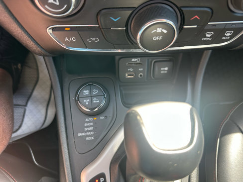 Used 2015 Jeep Cherokee Trailhawk w/ Cold Weather Group image 13
