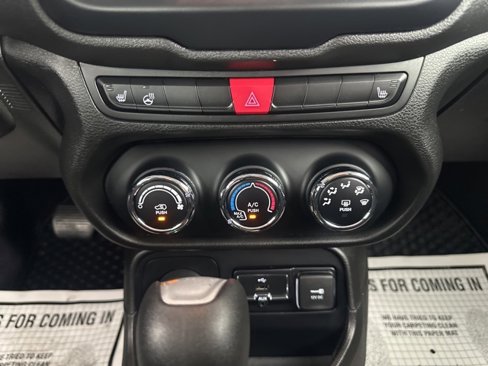 Used 2017 Jeep Renegade Latitude w/ Cold Weather Group image 17