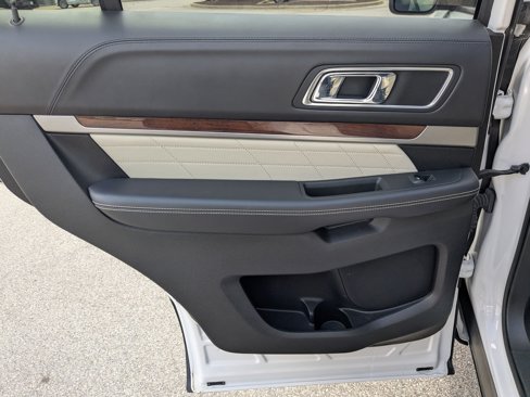 Used 2018 Ford Explorer Platinum image 27