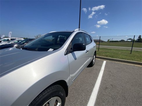 Used 2015 Nissan Rogue S image 2