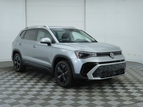 Certified 2025 Volkswagen Taos SE w/ Black Wheel Package image 4