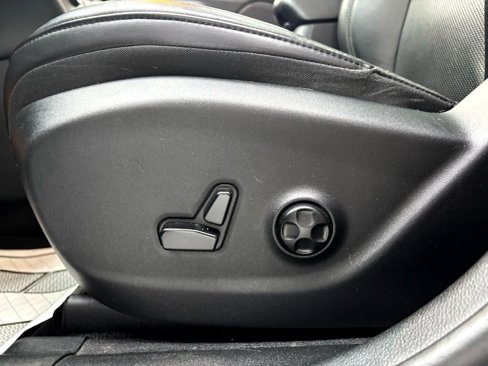 Used 2019 Jeep Cherokee Limited image 16