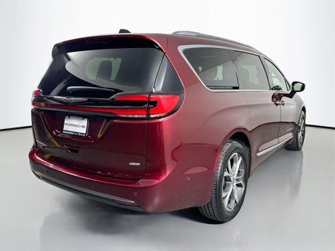 Used 2023 Chrysler Pacifica Pinnacle image 4