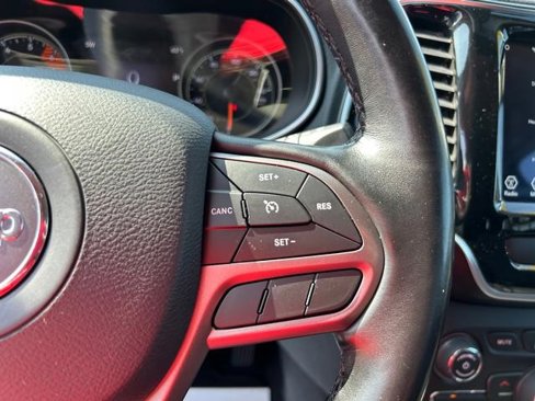 Used 2019 Jeep Cherokee Limited image 18