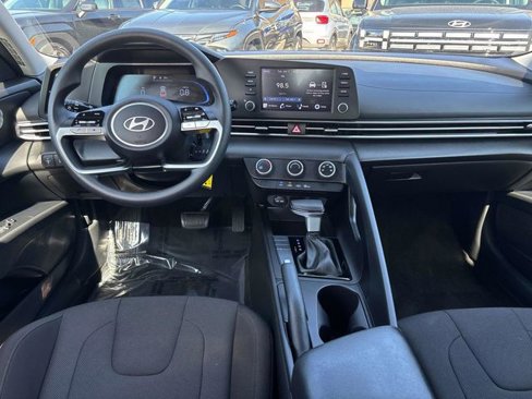Certified 2025 Hyundai Elantra SE image 10