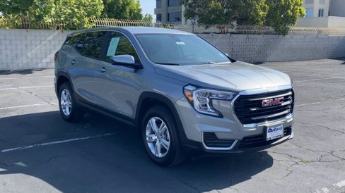 Used 2024 GMC Terrain SLE image 3