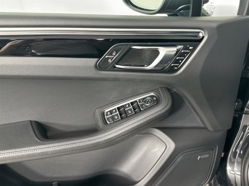 Used 2025 Porsche Macan image 30