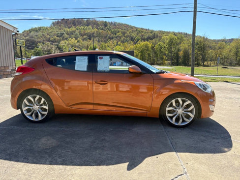 Used 2012 Hyundai Veloster w/ Style Pkg image 5