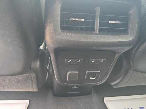 Used 2018 Chevrolet Equinox Premier image 17