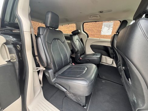 Used 2018 Chrysler Pacifica Touring-L image 21
