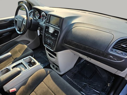 Used 2013 Chrysler Town & Country Touring image 28