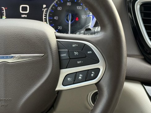 Used 2018 Chrysler Pacifica Touring-L Plus image 27