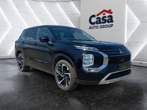 Used 2023 Mitsubishi Outlander SE image 1