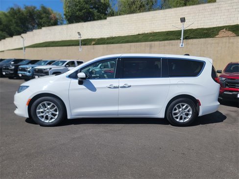 Used 2022 Chrysler Voyager LX image 4