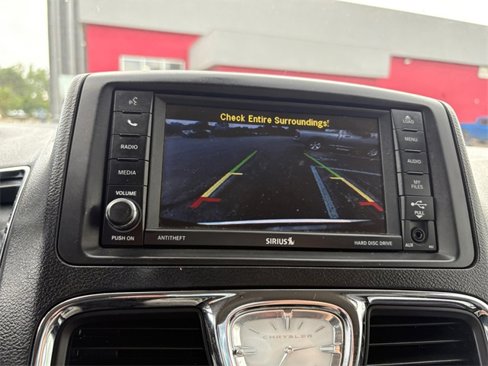 Used 2016 Chrysler Town & Country Touring-L w/ Driver Convenience Group image 21