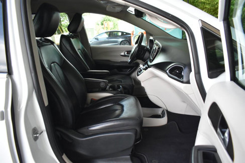 Used 2020 Chrysler Pacifica Touring-L image 8