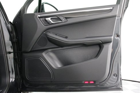 Certified 2025 Porsche Macan image 23