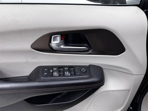 Used 2017 Chrysler Pacifica Touring-L Plus image 15