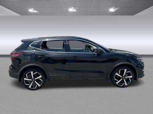 Used 2022 Nissan Rogue Sport SL w/ Premium Package image 2