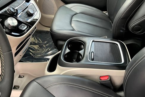 Used 2023 Chrysler Pacifica Touring-L image 16