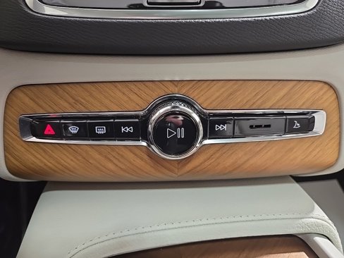 Used 2022 Volvo XC90 T6 Momentum w/ Climate Package image 15