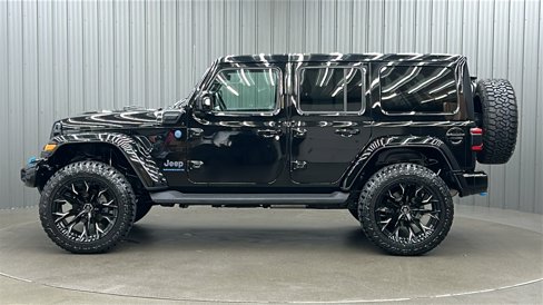 Used 2023 Jeep Wrangler Unlimited Sahara image 2