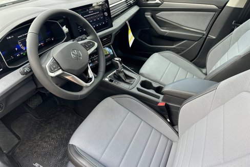 New 2025 Volkswagen Jetta SE image 9