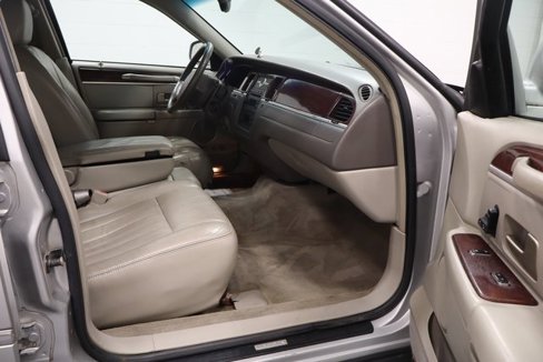 Used 2005 Lincoln Town Car Signature image 14