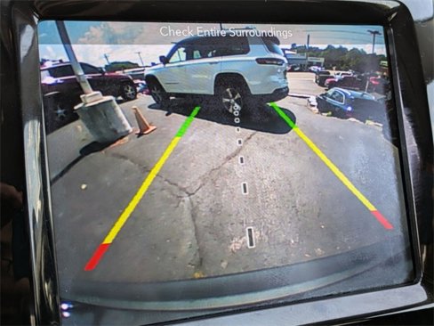 Used 2019 Jeep Cherokee Limited image 18