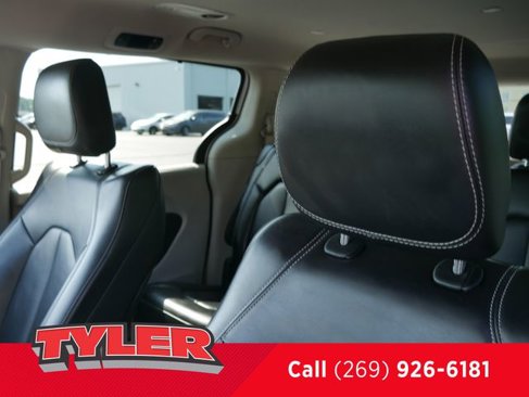 Used 2023 Chrysler Pacifica Touring-L image 38