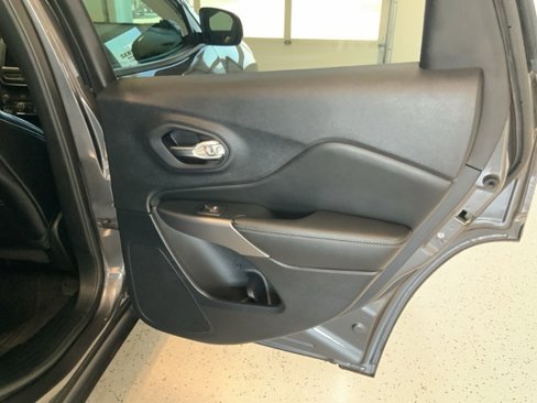 Used 2022 Jeep Cherokee Latitude Lux w/ Mopar Interior Package image 40