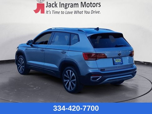 Certified 2024 Volkswagen Taos SE image 3