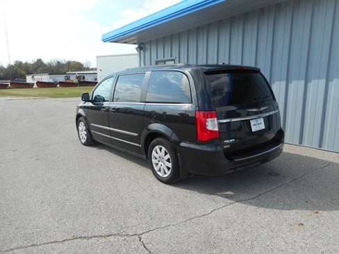 Used 2015 Chrysler Town & Country Touring image 3