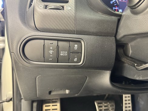 Used 2016 Kia Forte Koup SX w/ SX Premium Package image 17