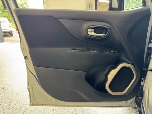 Used 2017 Jeep Renegade Latitude w/ Popular Equipment Group image 20