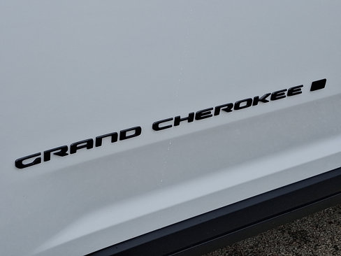 Used 2024 Jeep Grand Cherokee Limited w/ Black Appearance Package image 29
