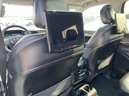 Used 2023 Jeep Grand Cherokee L Limited w/ Black Appearance Package image 13