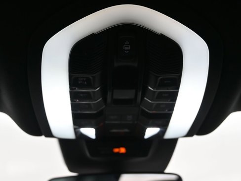 Used 2025 Porsche Macan image 25
