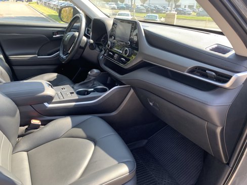 Used 2020 Toyota Highlander XLE image 21