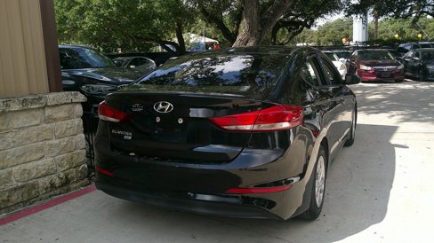 Used 2017 Hyundai Elantra SE image 7