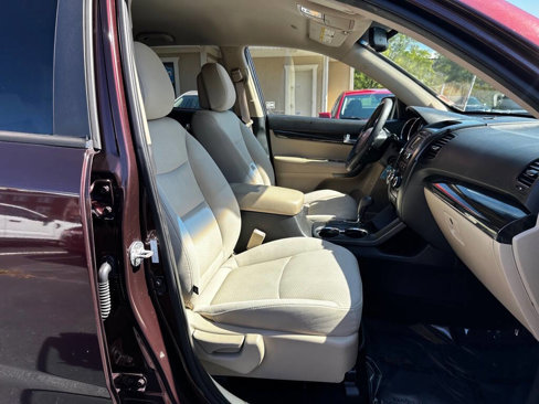 Used 2013 Kia Sorento LX w/ Convenience Pkg image 10