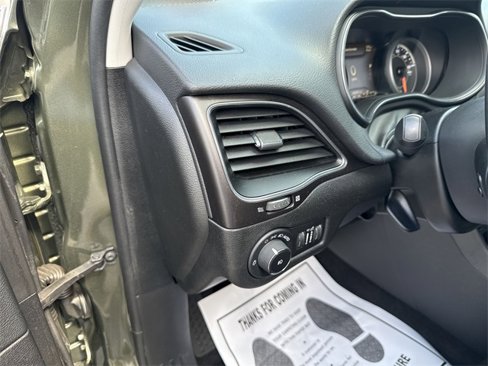 Used 2021 Jeep Cherokee Trailhawk image 18