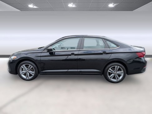 Used 2024 Volkswagen Jetta SE image 2