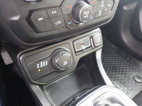 Used 2018 Jeep Renegade Latitude w/ Cold Weather Group image 24