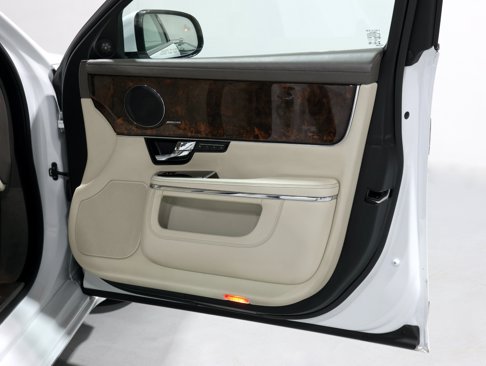 Used 2013 Jaguar XJ image 46