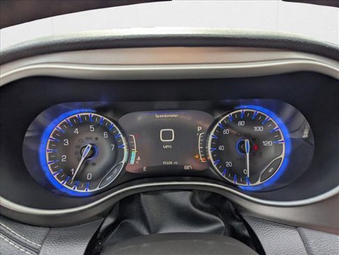 Used 2021 Chrysler Pacifica Touring-L image 11
