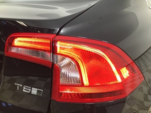 Used 2017 Volvo S60 T5 Inscription image 25
