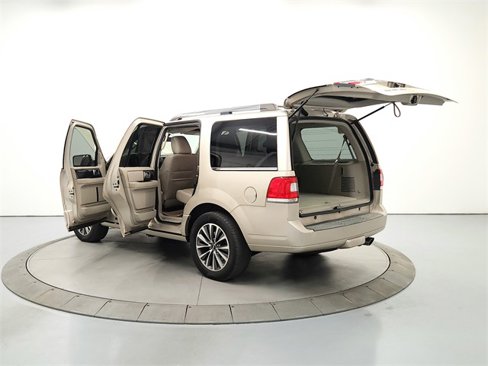 Used 2017 Lincoln Navigator Select image 13